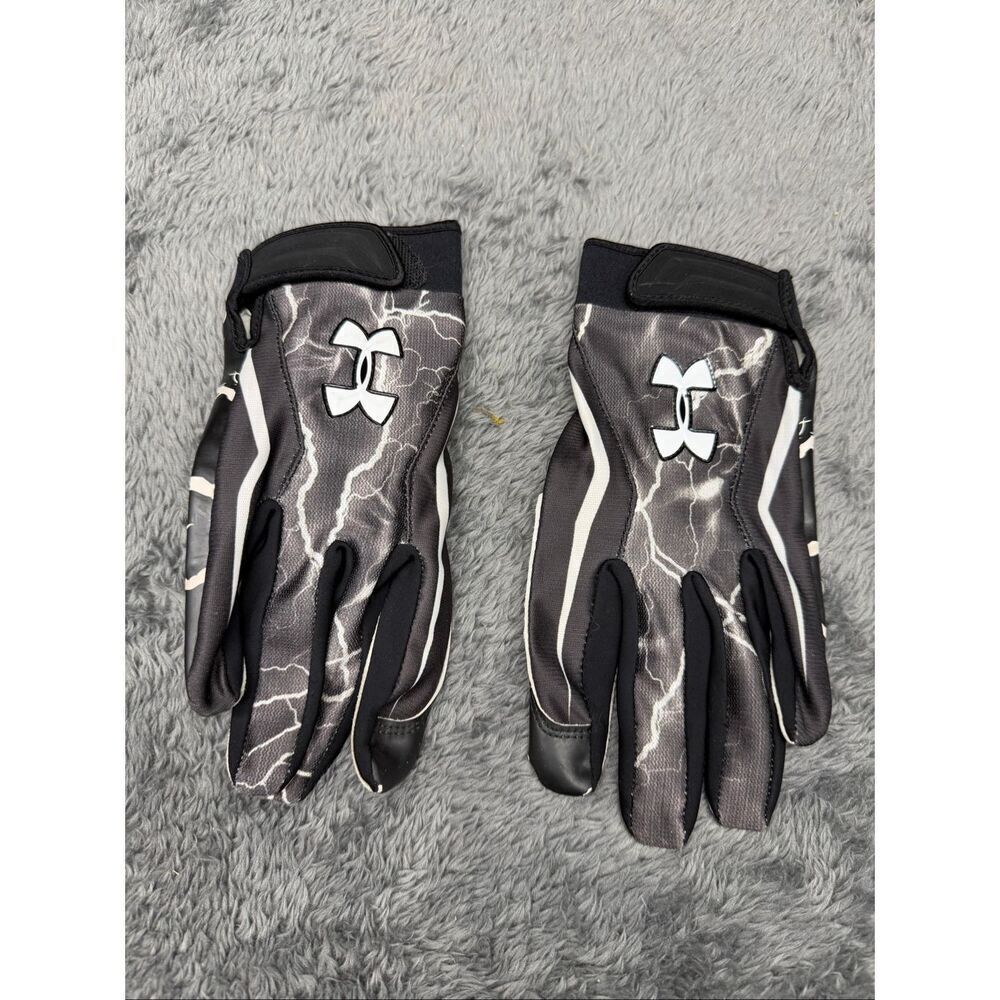 Black and White Under Armour Men’s Large Football Grip Gloves!